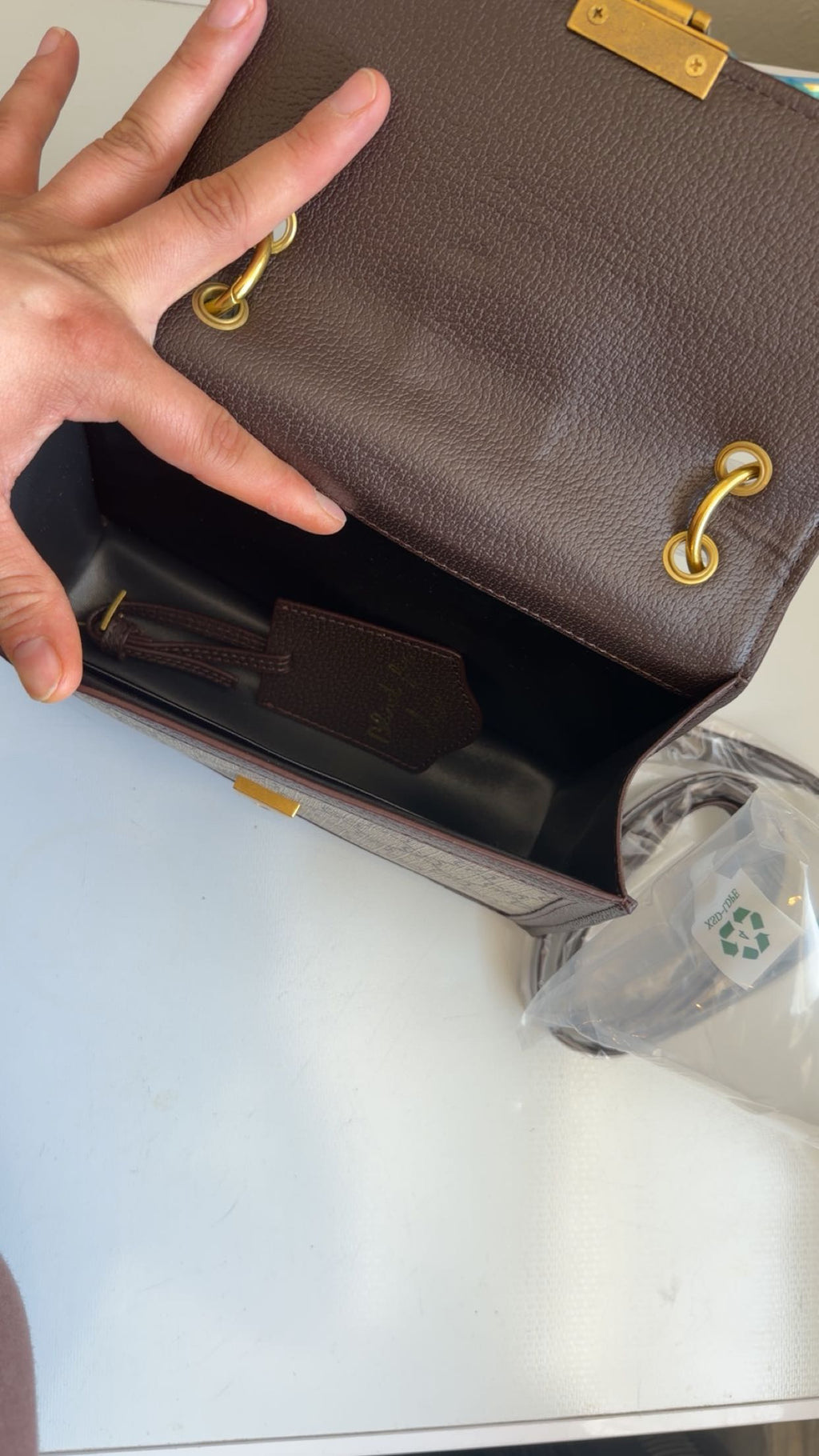 Bolso Elegante Estilo Gucci con Detalle de Abeja