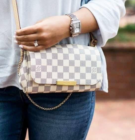 Bolso Elegante Cuadros Beige con Cadena Dorada