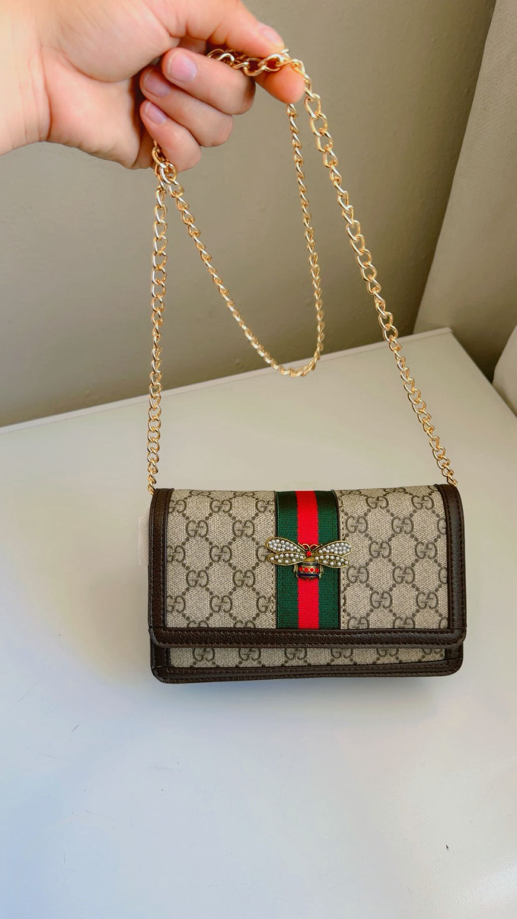 Bolso bandolera GG con cadena dorada y detalle de abeja