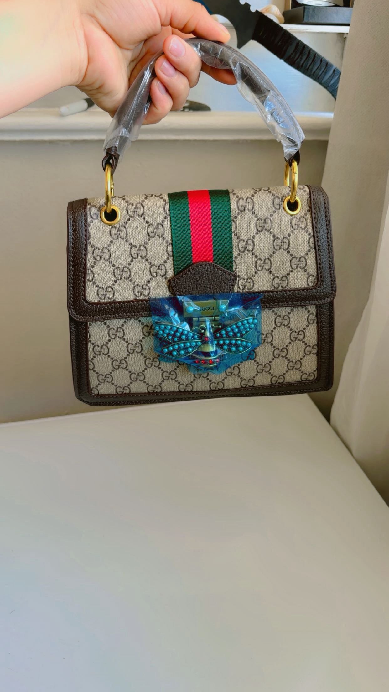 Bolso Elegante Estilo Gucci con Detalle de Abeja